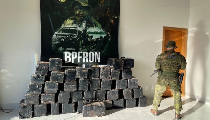  PMPR apreende quase uma tonelada de maconha após perseguição a caminhonete